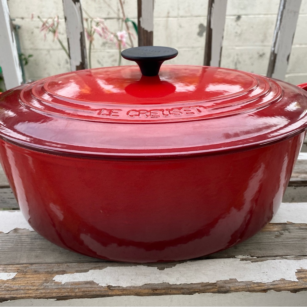 Le Cruset stunning red Dutch oven. 6 3/4 quart.